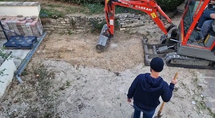 Décaissement à la mini-pelle avant la pose d’un pavage